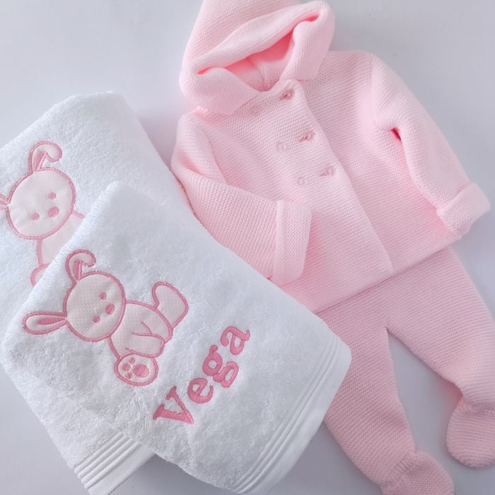 Pijama de bebé rosa con capucha y calcetines, ideal para recién nacidos y bebés pequeños, con diseño.